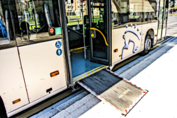Un autobus avec une rampe pour fauteuils. 